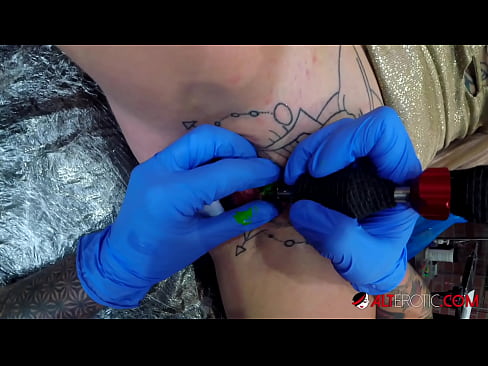 ❤️ tattooed ທີ່ສຸດ Hottie Sully Savage ໄດ້ຮັບ tattoo ສຸດ clitoris ຂອງນາງ ຮູບໂປ້ຍາກ ຢູ່ພວກເຮົາ